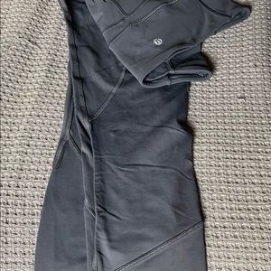 Lululemon running leggings with 2 side pockets.